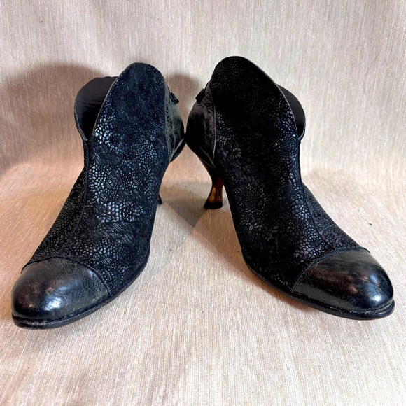 CYDWOG Sz 37.5 Handsculpted in the US Filigree Contrasting Kitten Heel Shooties - Picture 1 of 10